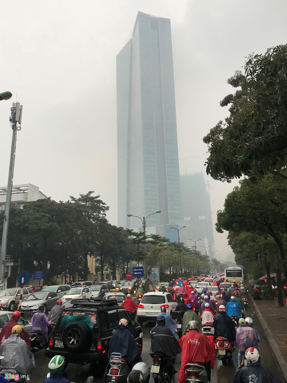 Ôtô, xe máy nhích từng mét trong mưa rét